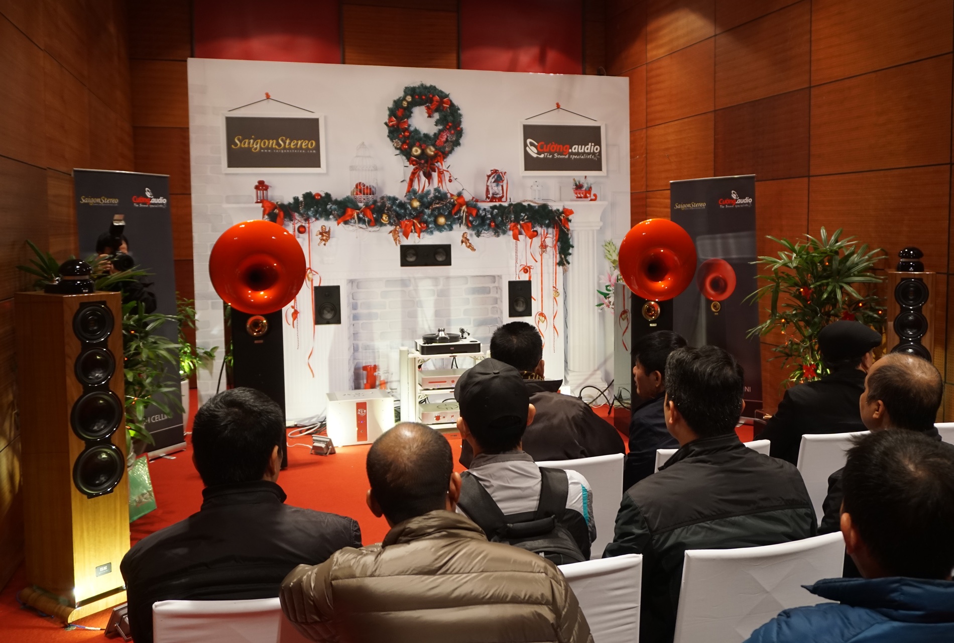 AV Show Ha Noi khai mac anh 1