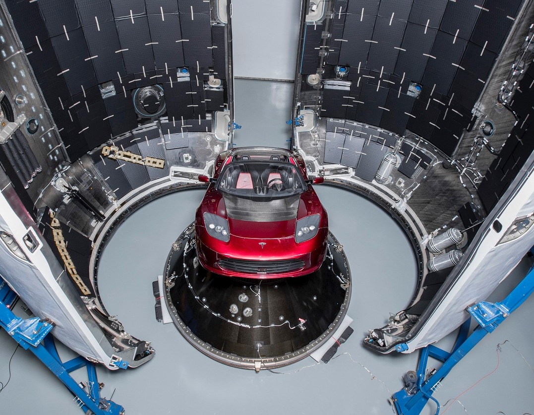 Elon Musk khoe anh chiec Tesla Roadster se dua len sao Hoa hinh anh