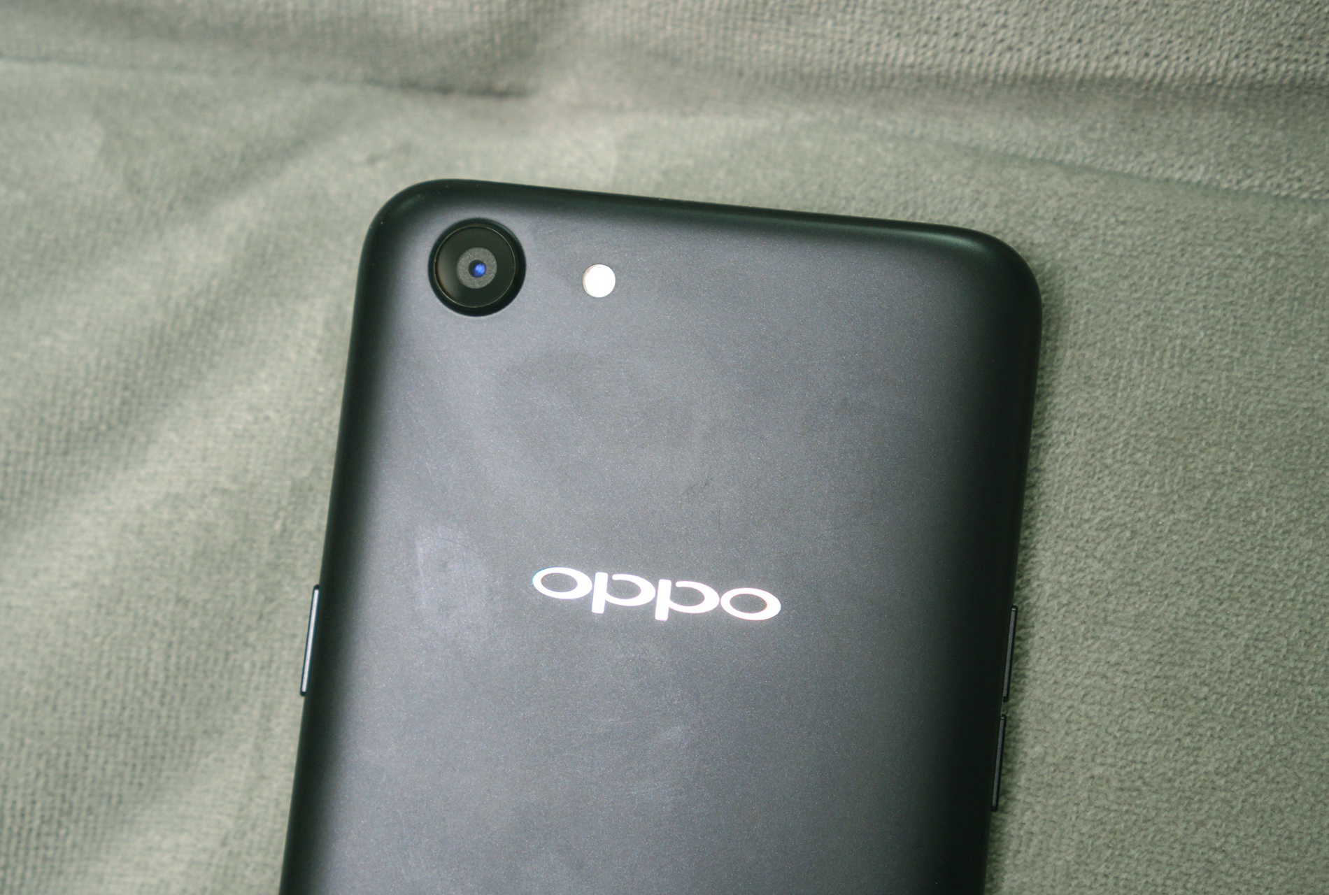 Mo hop Oppo A83 anh 4