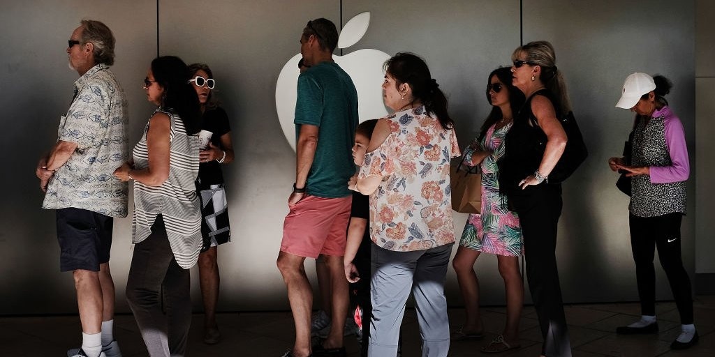 Apple Store 'that thu' vi dong nguoi di doi pin 29 USD hinh anh