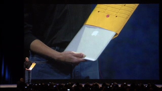Khoanh khac Steve Jobs loi MacBook Air tu mot chiec phong bi hinh anh
