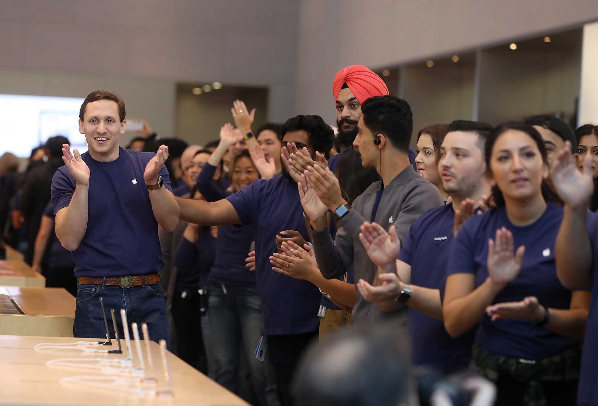 Di sua dien thoai tai Apple Store anh 2