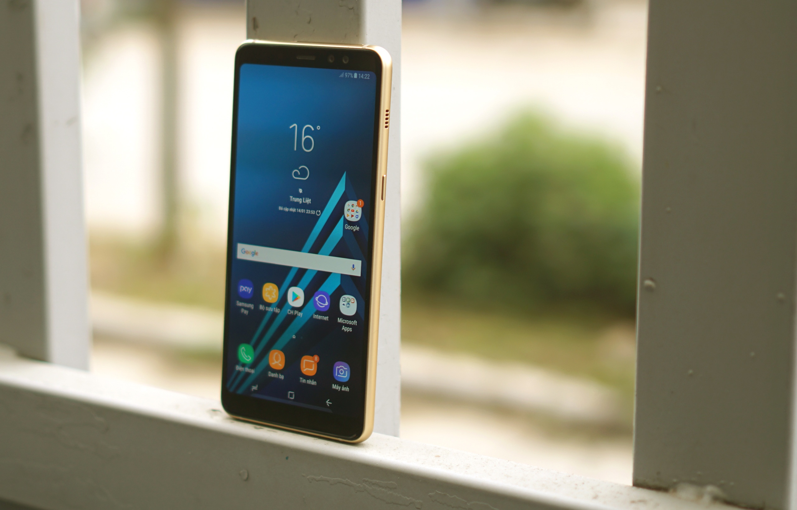 Nhung smartphone can cao cap dang mua dip can Tet hinh anh