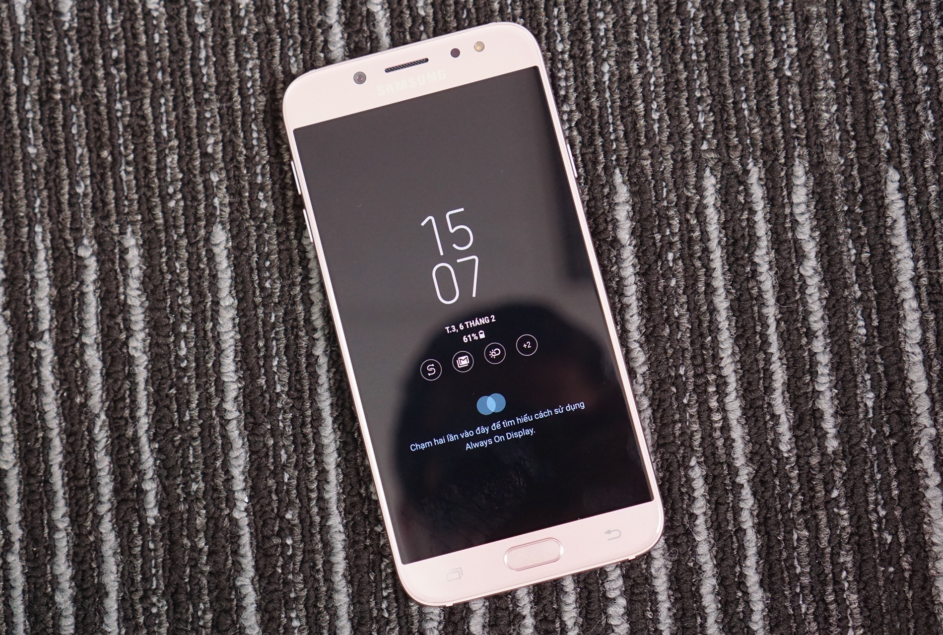 Can canh Galaxy J7 Pro mau hong anh 7