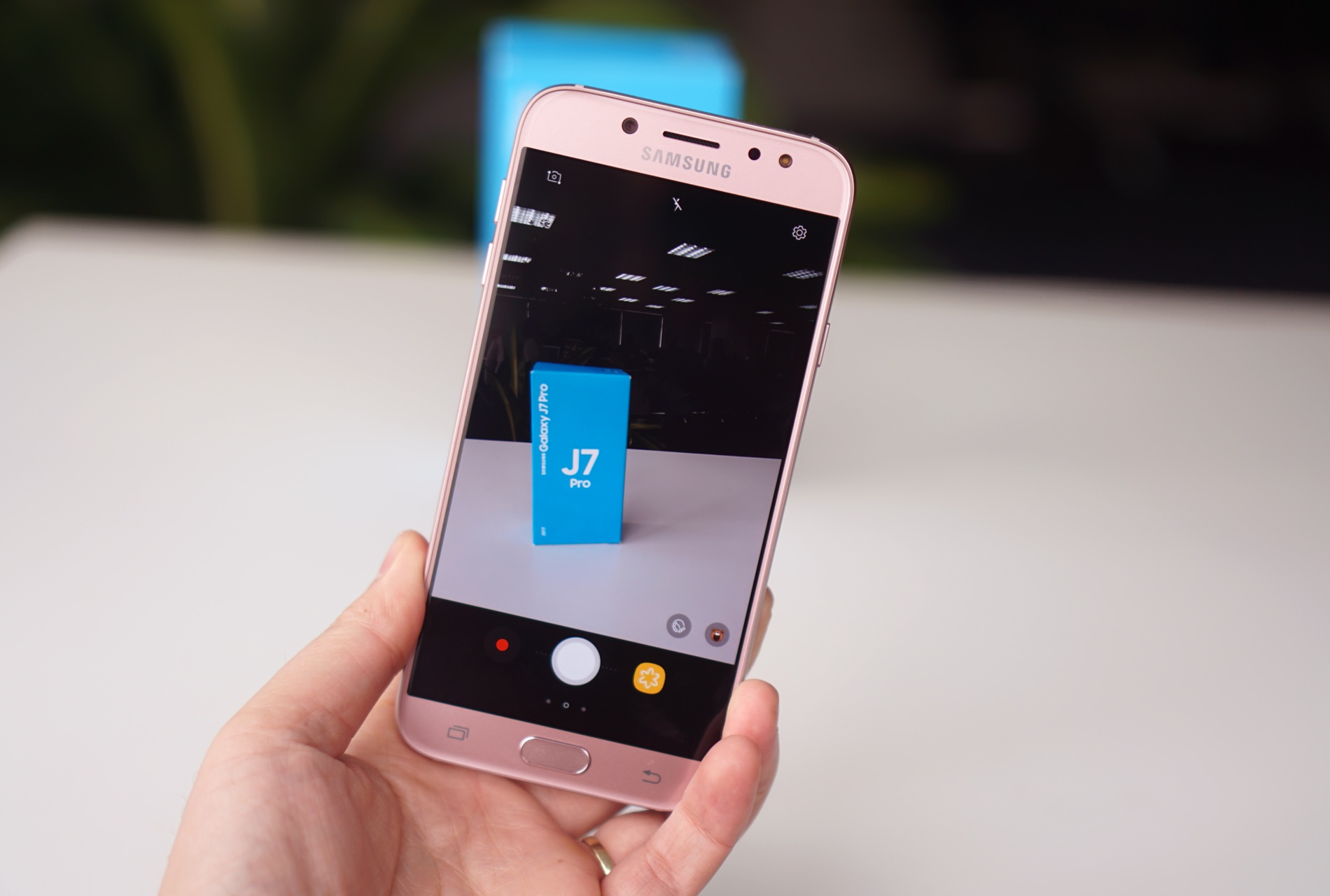 Can canh Galaxy J7 Pro mau hong anh 8