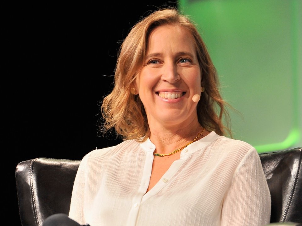 CEO YouTube nhan Facebook: Nen quay lai voi nhung buc anh tre so sinh hinh anh