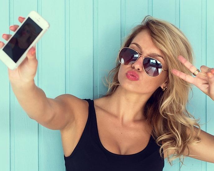 Chup selfie khien mui ban to hon hinh anh