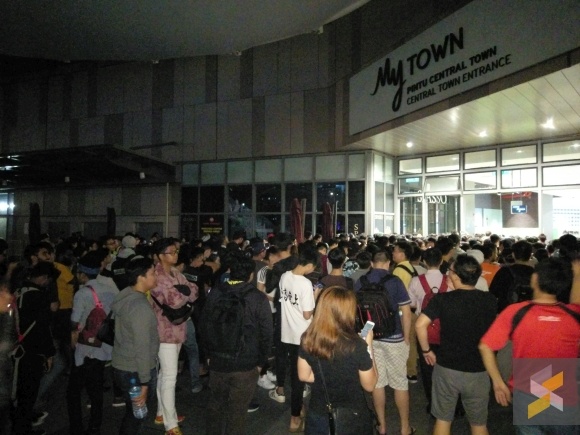 11.000 nguoi xep hang cho mua iPhone 50 USD hinh anh