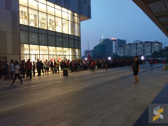 11.000 nguoi xep hang mua iPhone gia 50 USD anh 2