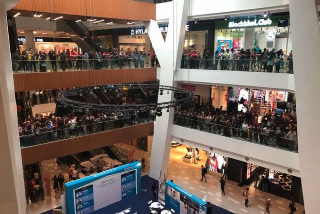 11.000 nguoi xep hang mua iPhone gia 50 USD o Malaysia hinh anh