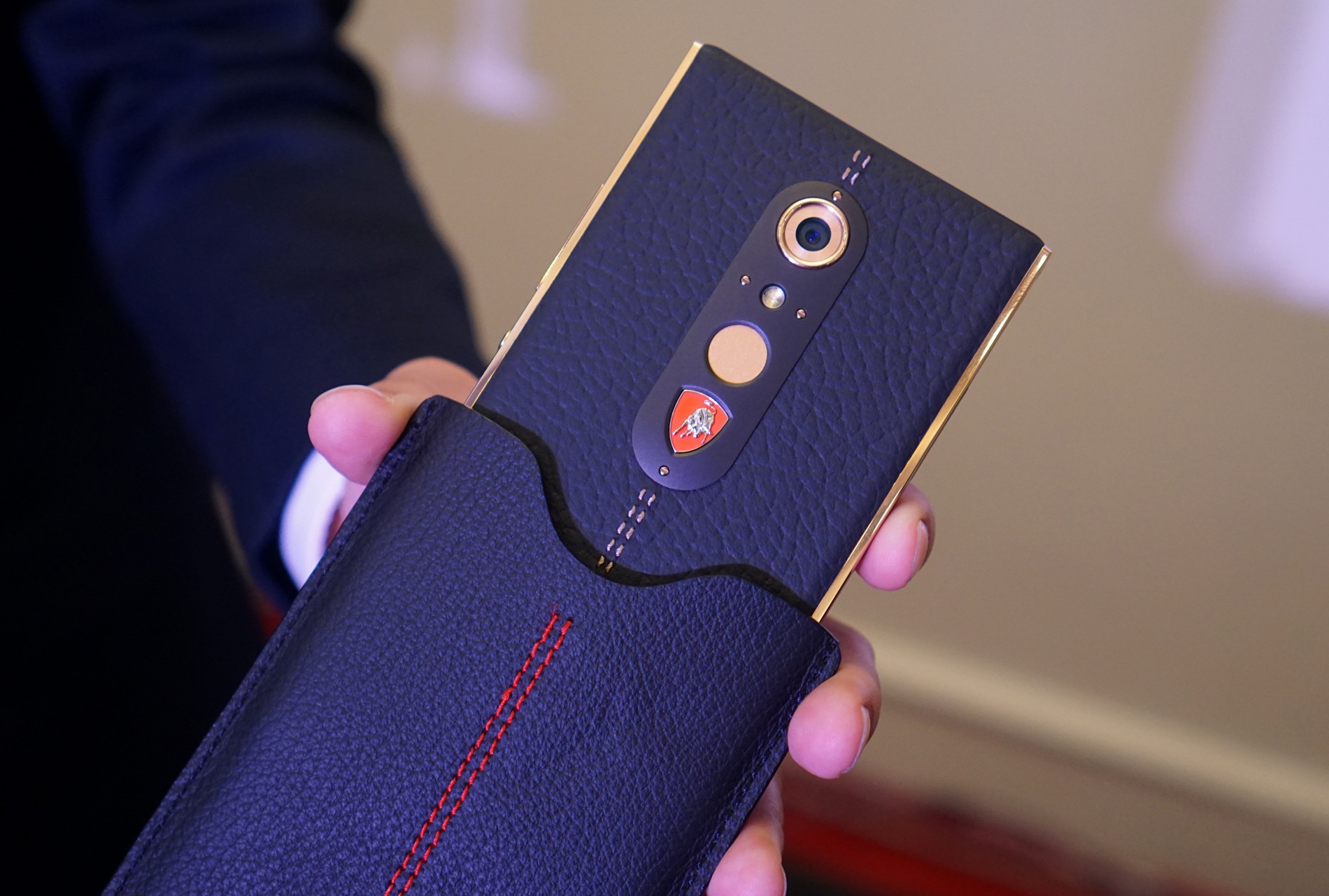 Smartphone sieu sang cua Lamborghini ve VN gia 55 trieu hinh anh