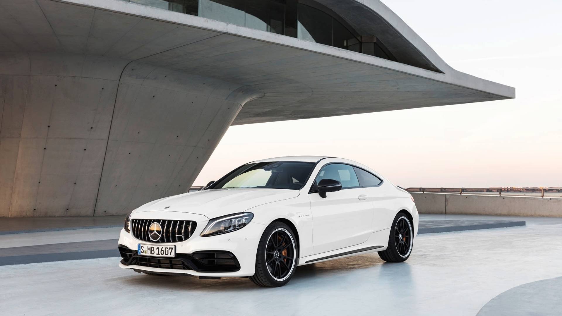 Mercedes-AMG C63 2019 so huu hang loat nang cap hinh anh