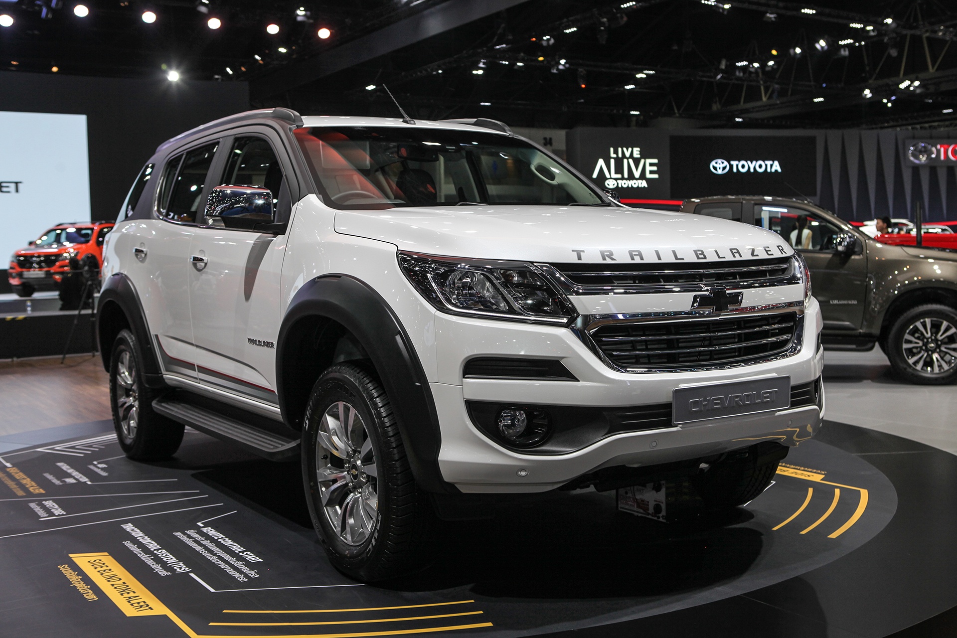 Chevrolet Trailblazer dep mat hon voi goi Thunder hinh anh