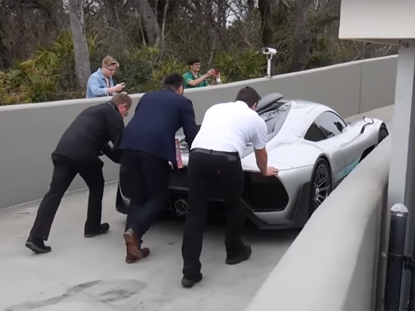 Mercedes-AMG Project One can 4 nguoi day len doc hinh anh