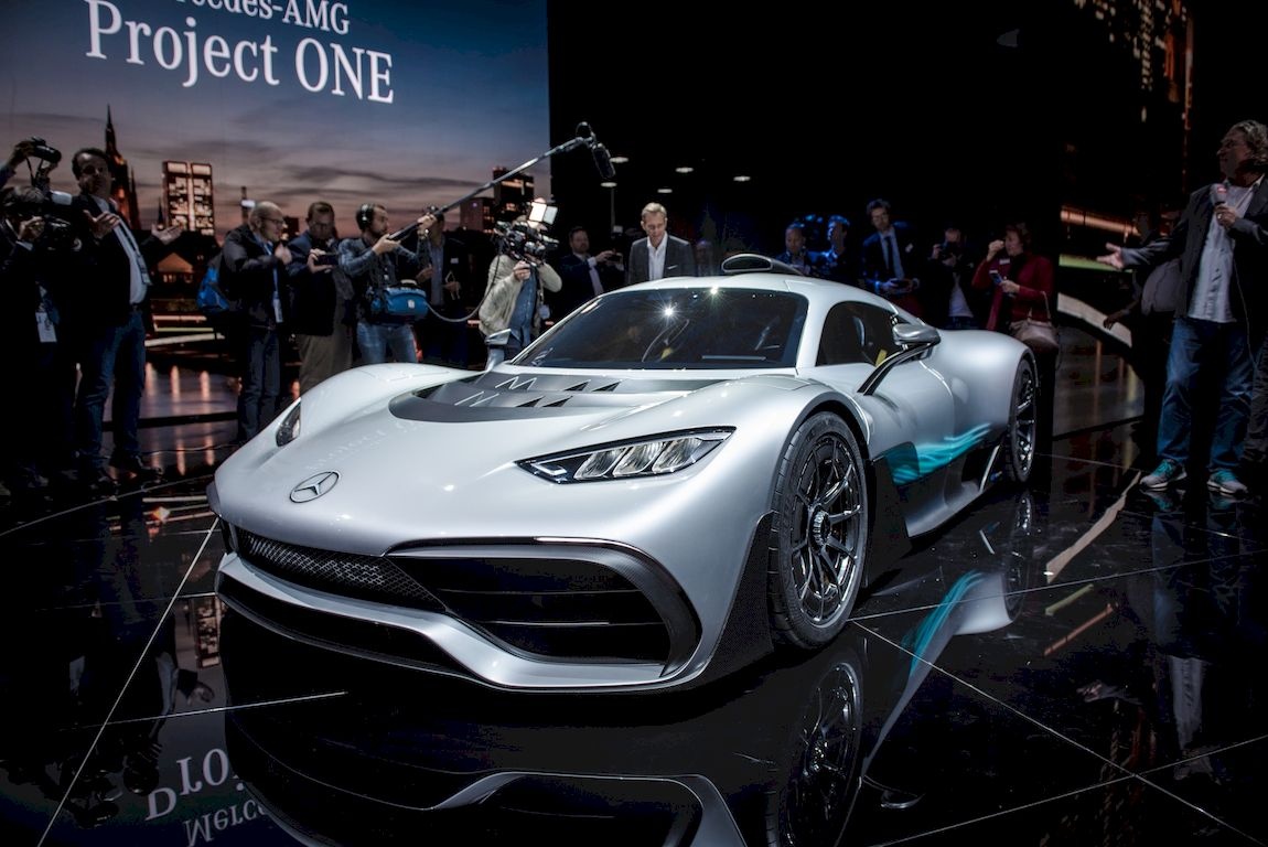 Siêu xe Mercedes-AMG Project One nhờ người đẩy dốc ảnh 1 Sieu xe Mercedes-AMG Project One nho nguoi day doc anh 1