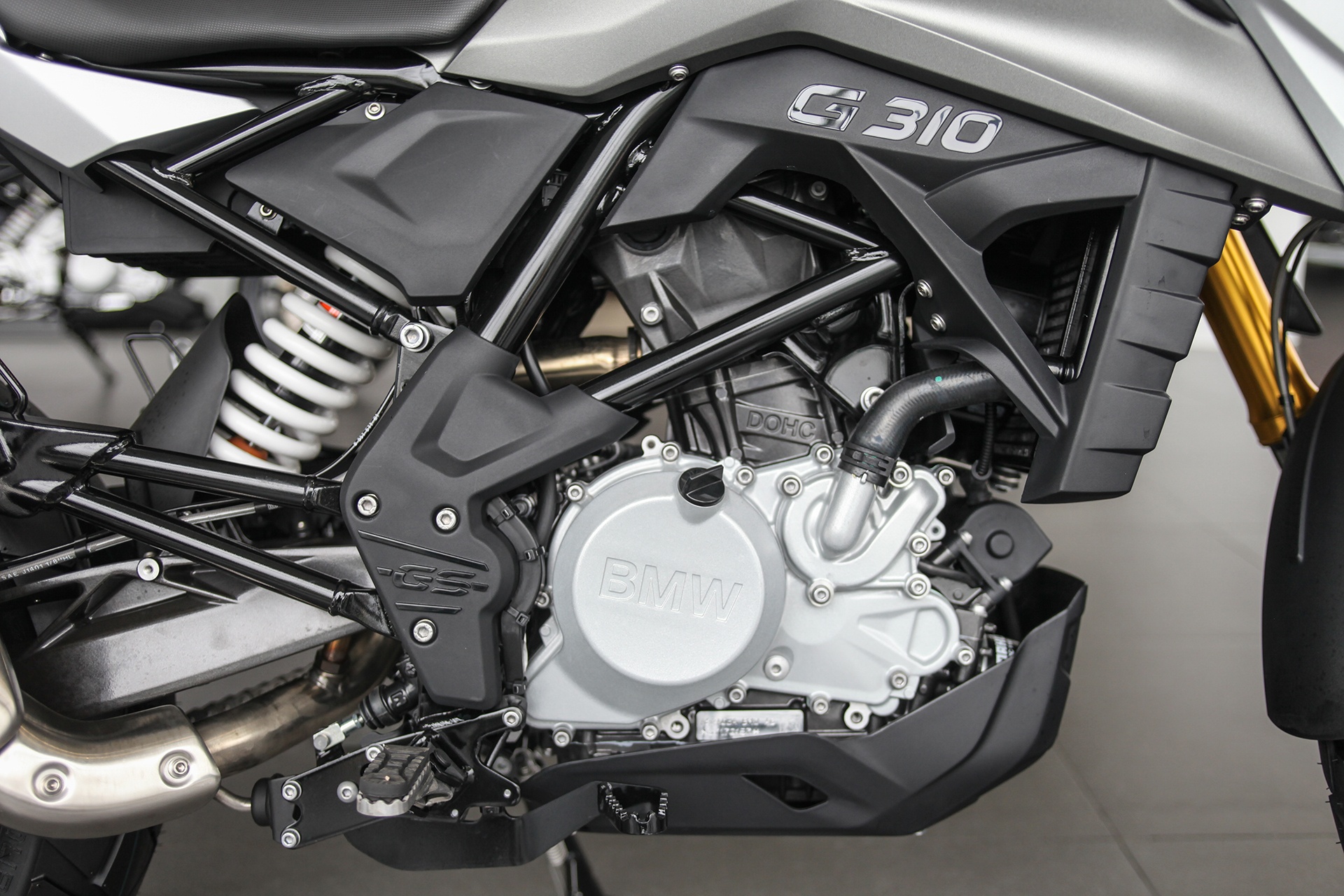 Can canh BMW G 310 GS va BMW G 310 R anh 3