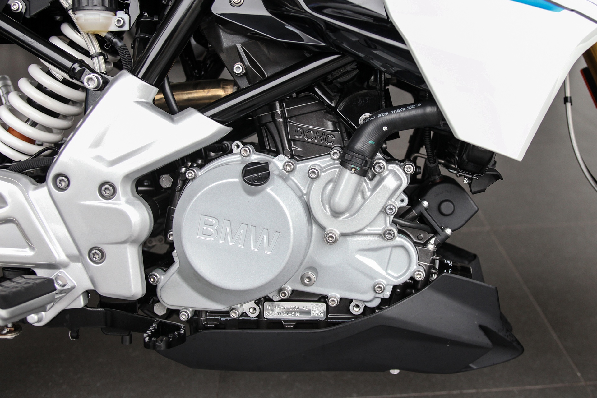 Can canh BMW G 310 GS va BMW G 310 R anh 7