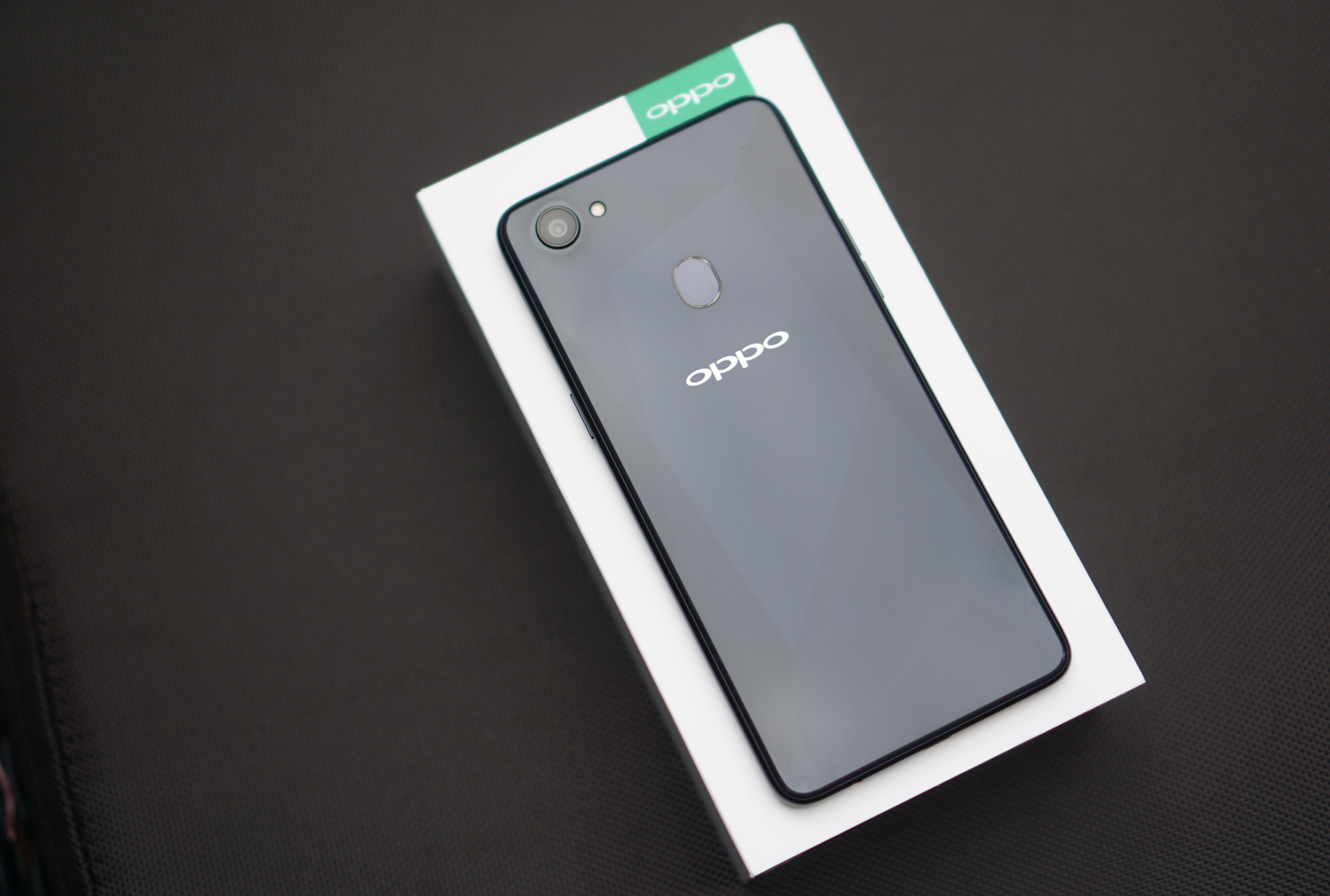 Anh Oppo F7 mau den kim cuong anh 1