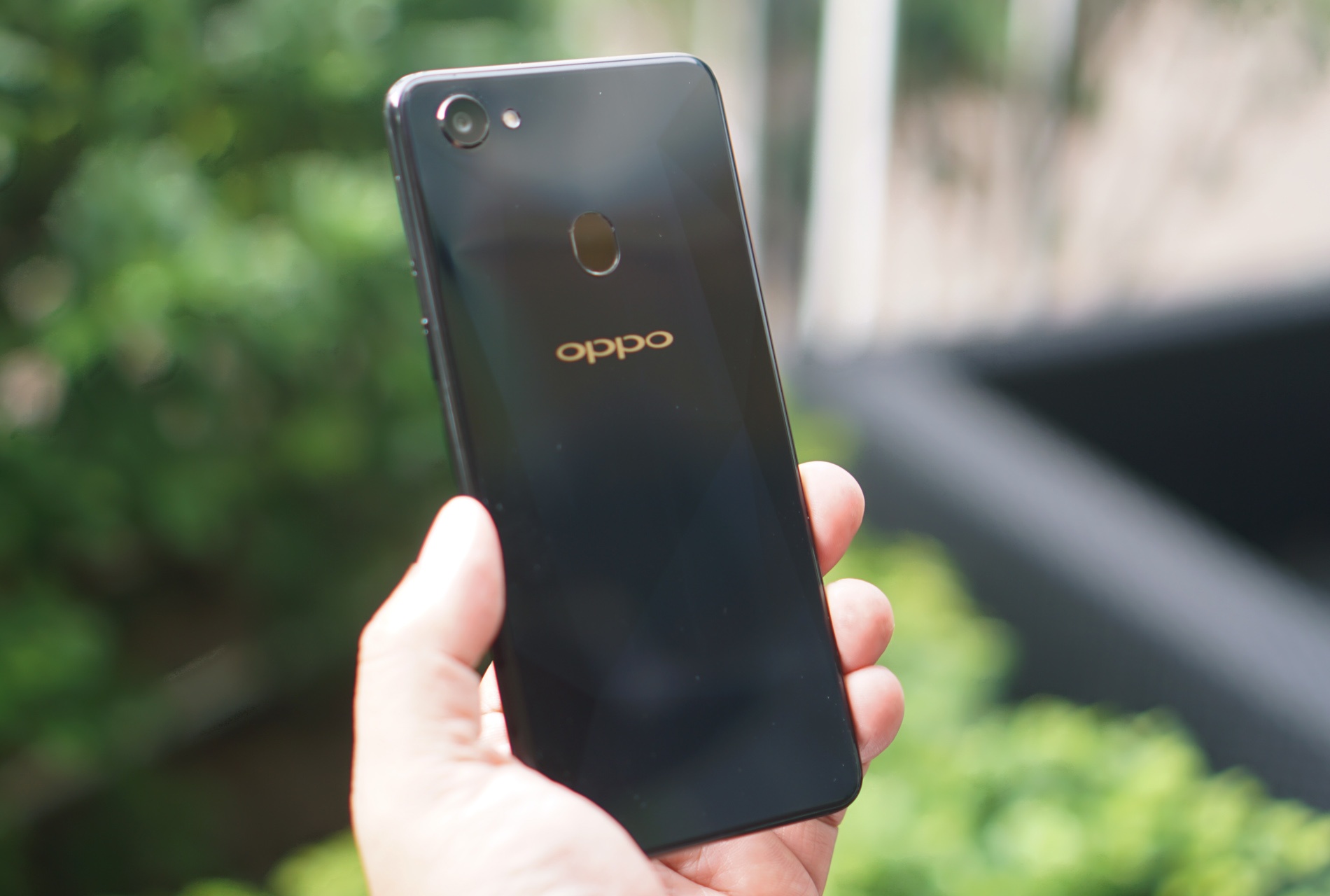 Anh Oppo F7 mau den kim cuong anh 2