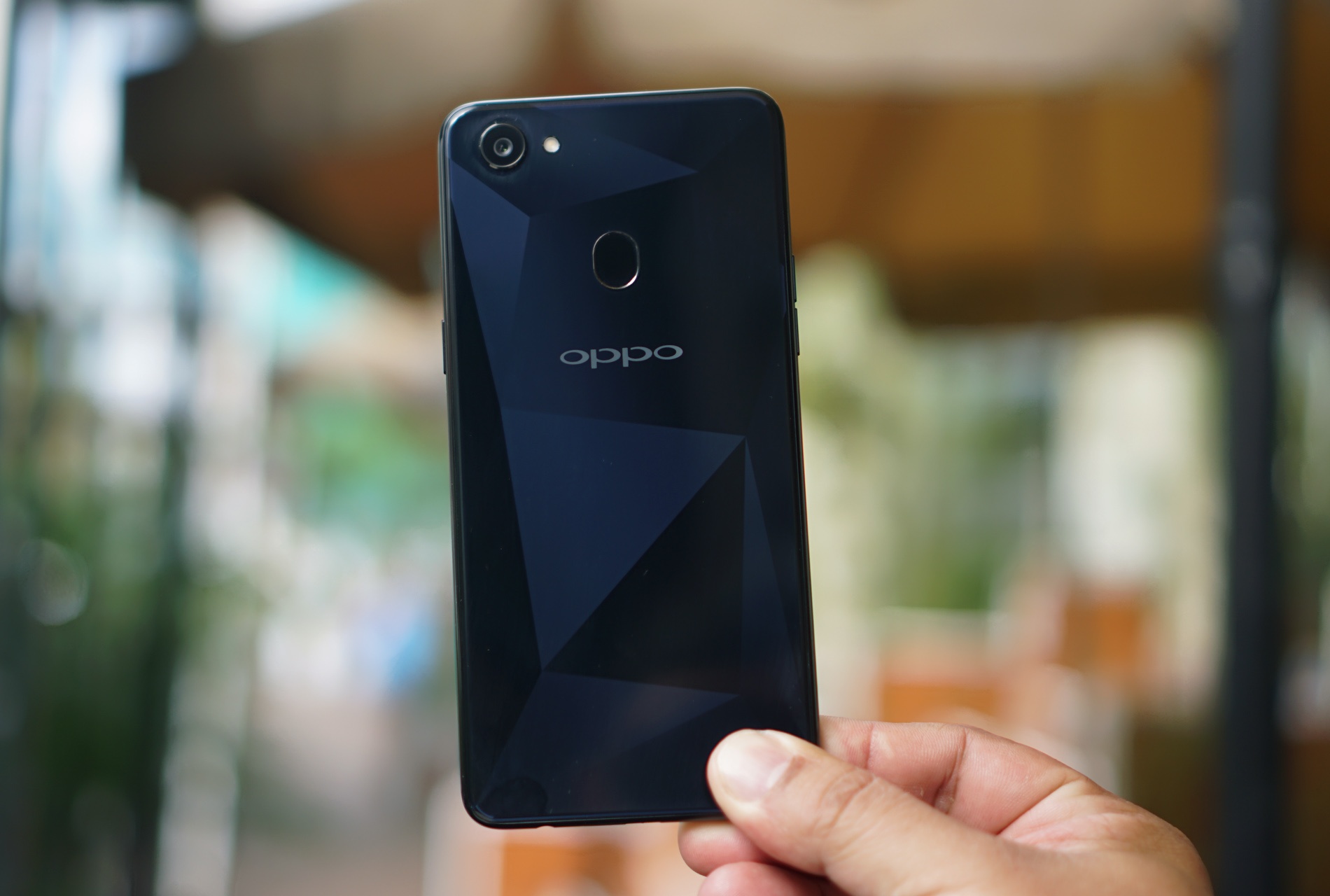 Anh Oppo F7 mau den kim cuong anh 3