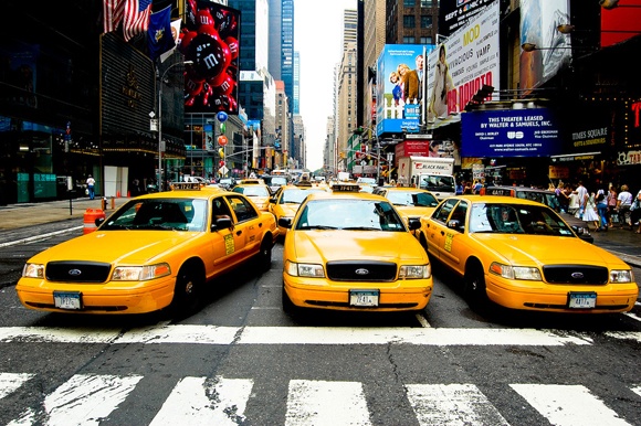 Vi sao taxi thuong son mau vang? hinh anh