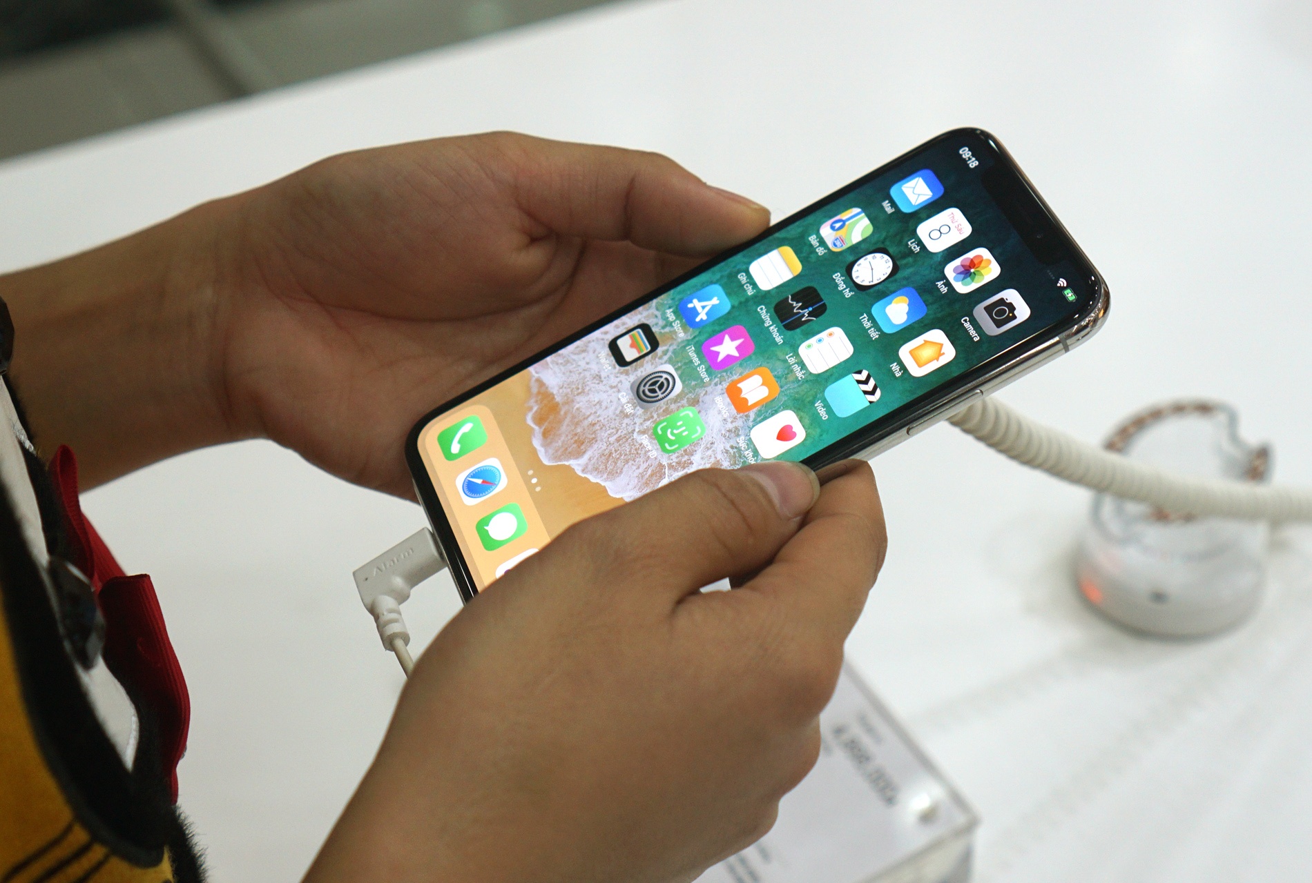 dien thoai tan trang ban chay tai Viet Nam anh 1