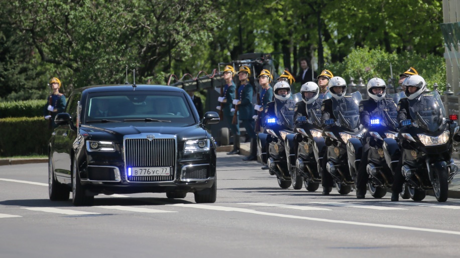 Sieu limousine do Nga tu san xuat dua ong Putin di nham chuc hinh anh