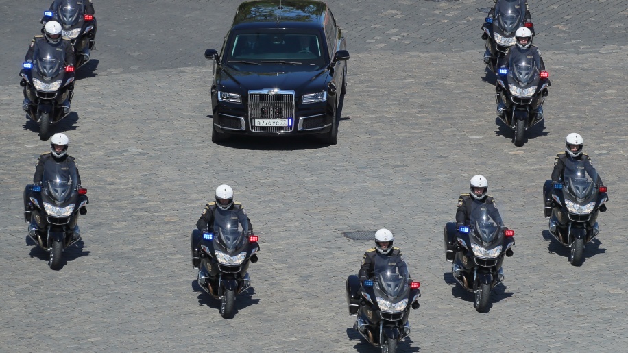 Sieu limousine Nga cho ong Putin di nham chuc hinh anh