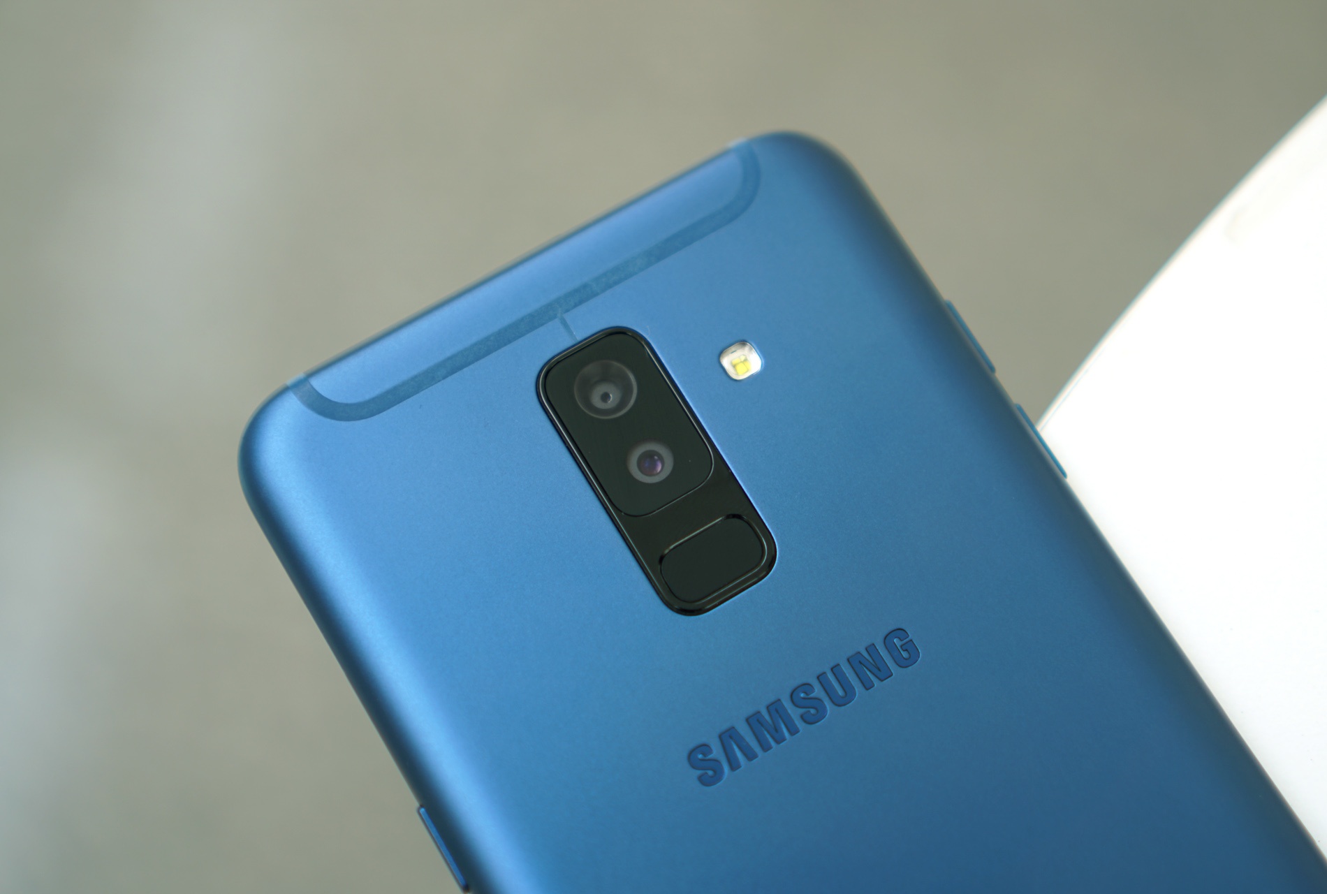 Mo hop Galaxy A6+ anh 4