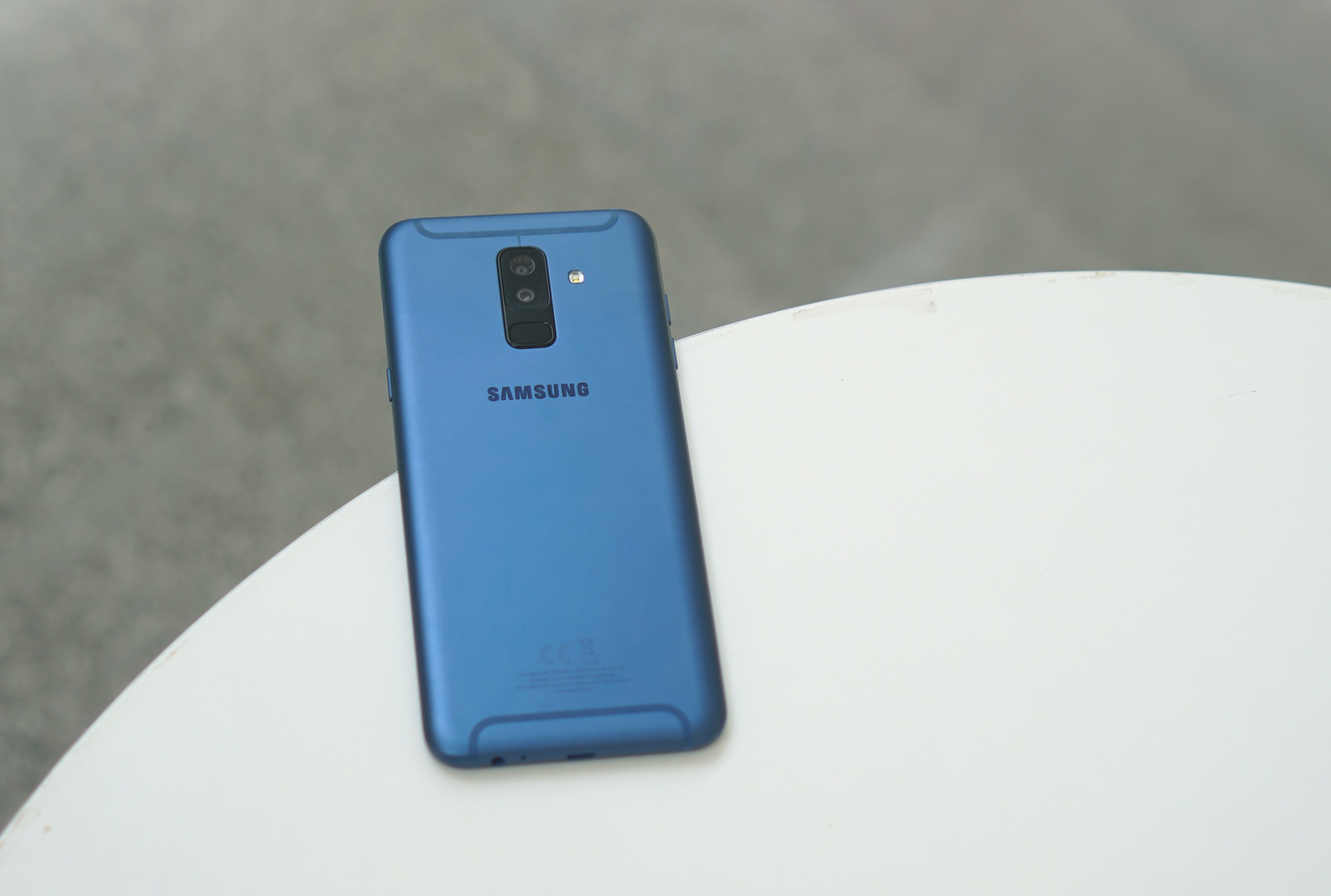 Mo hop Galaxy A6+ anh 3