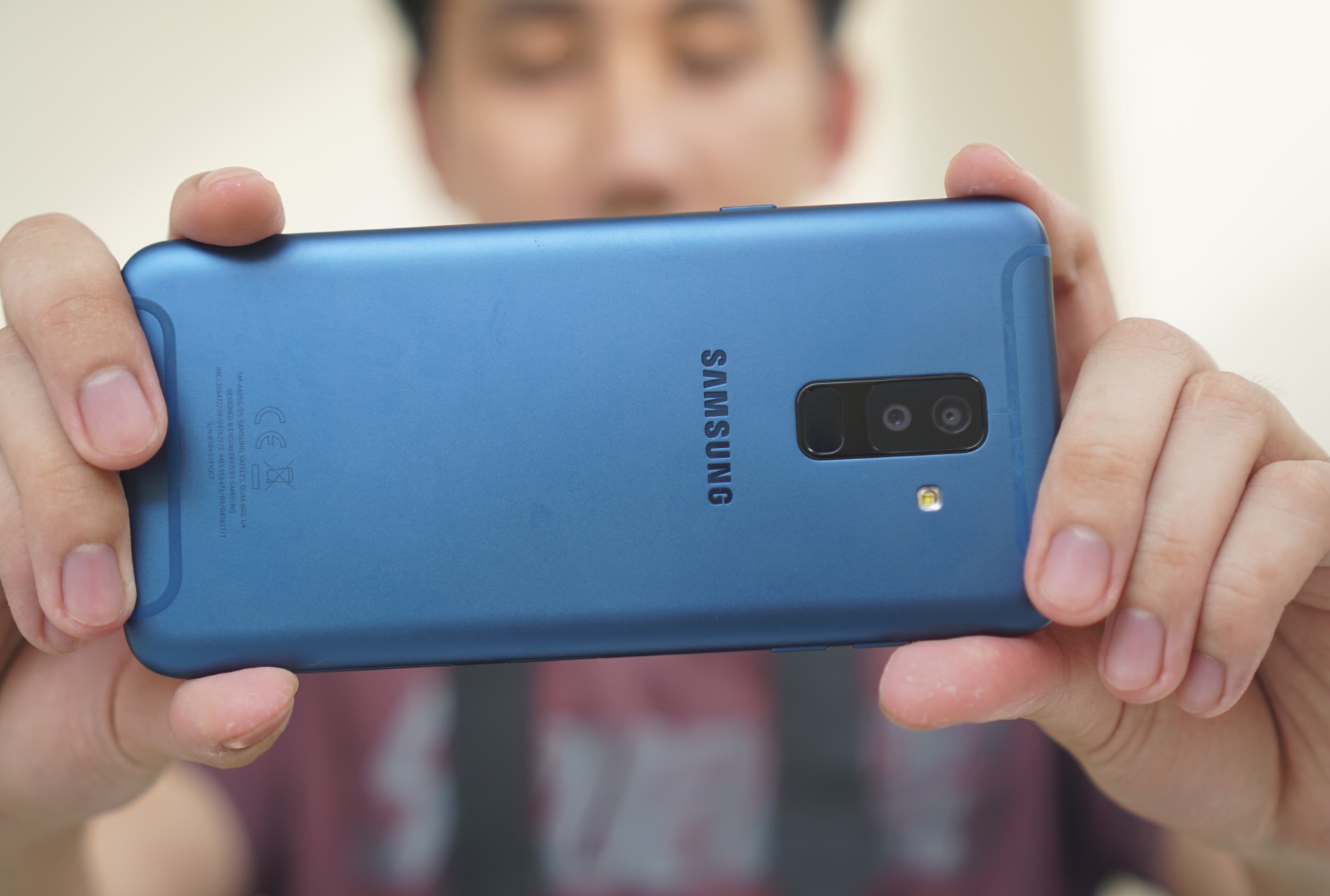 Mo hop Galaxy A6+ anh 8