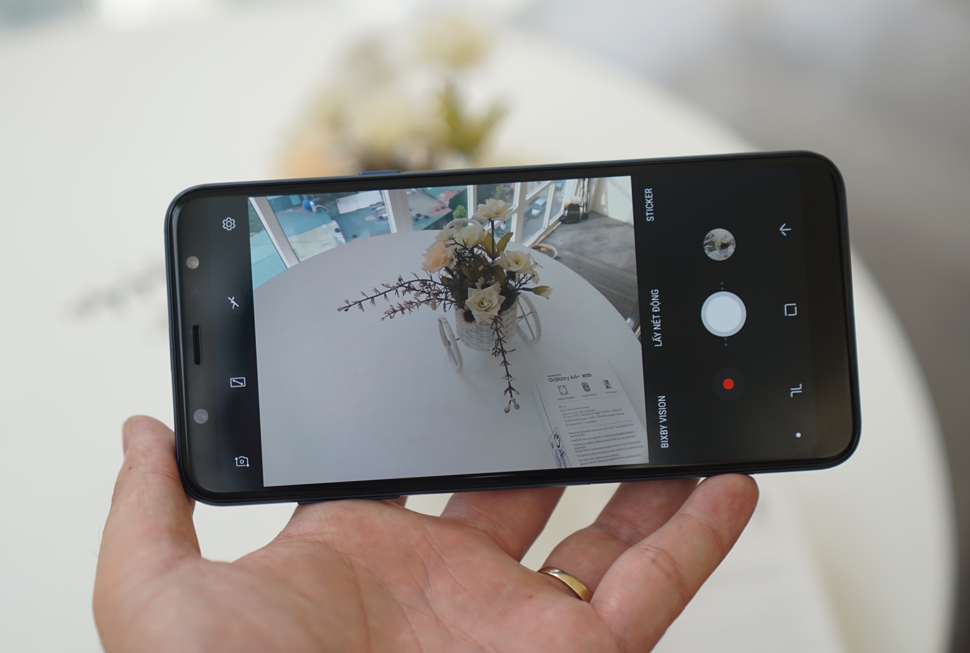 Mo hop Galaxy A6+ anh 9