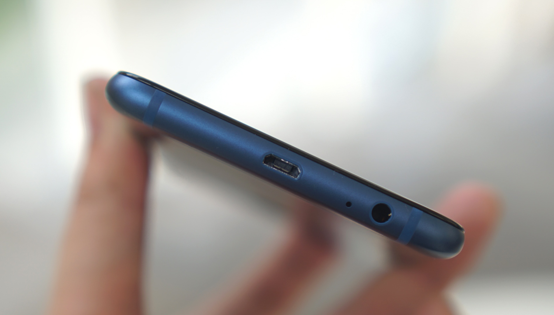 Mo hop Galaxy A6+ anh 7