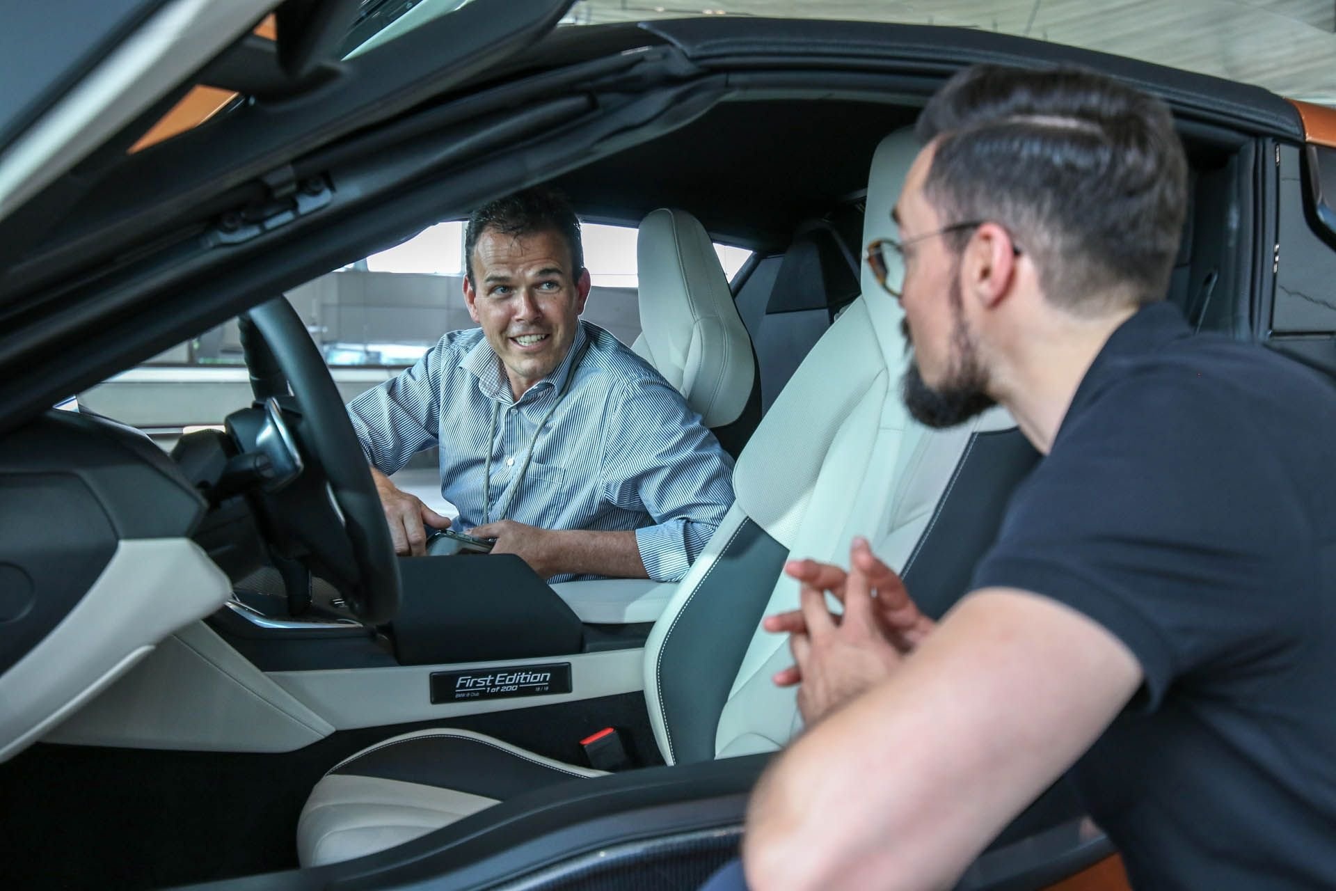 BMW i8 Roadster den tay khach hang anh 6