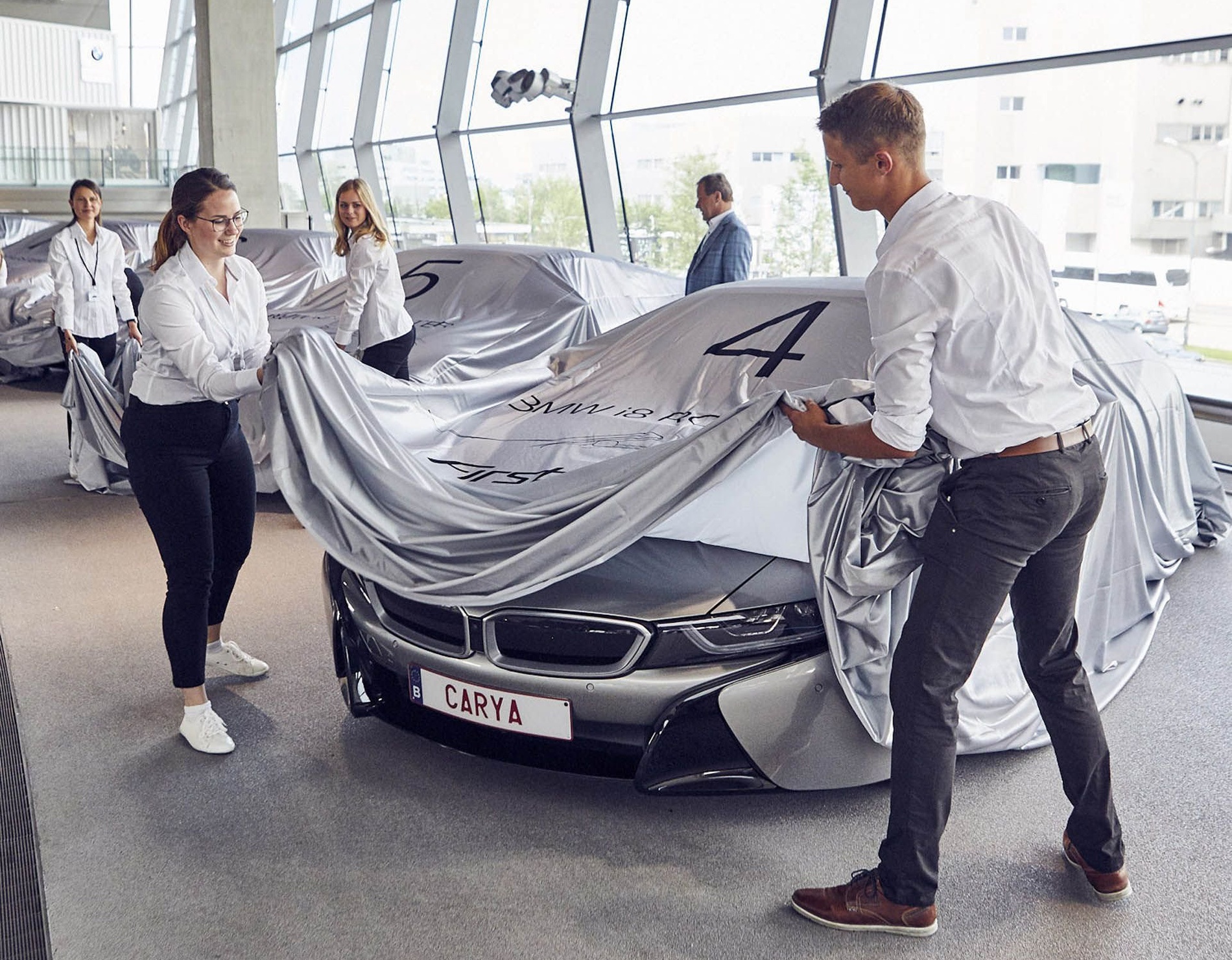 BMW i8 Roadster den tay khach hang anh 2