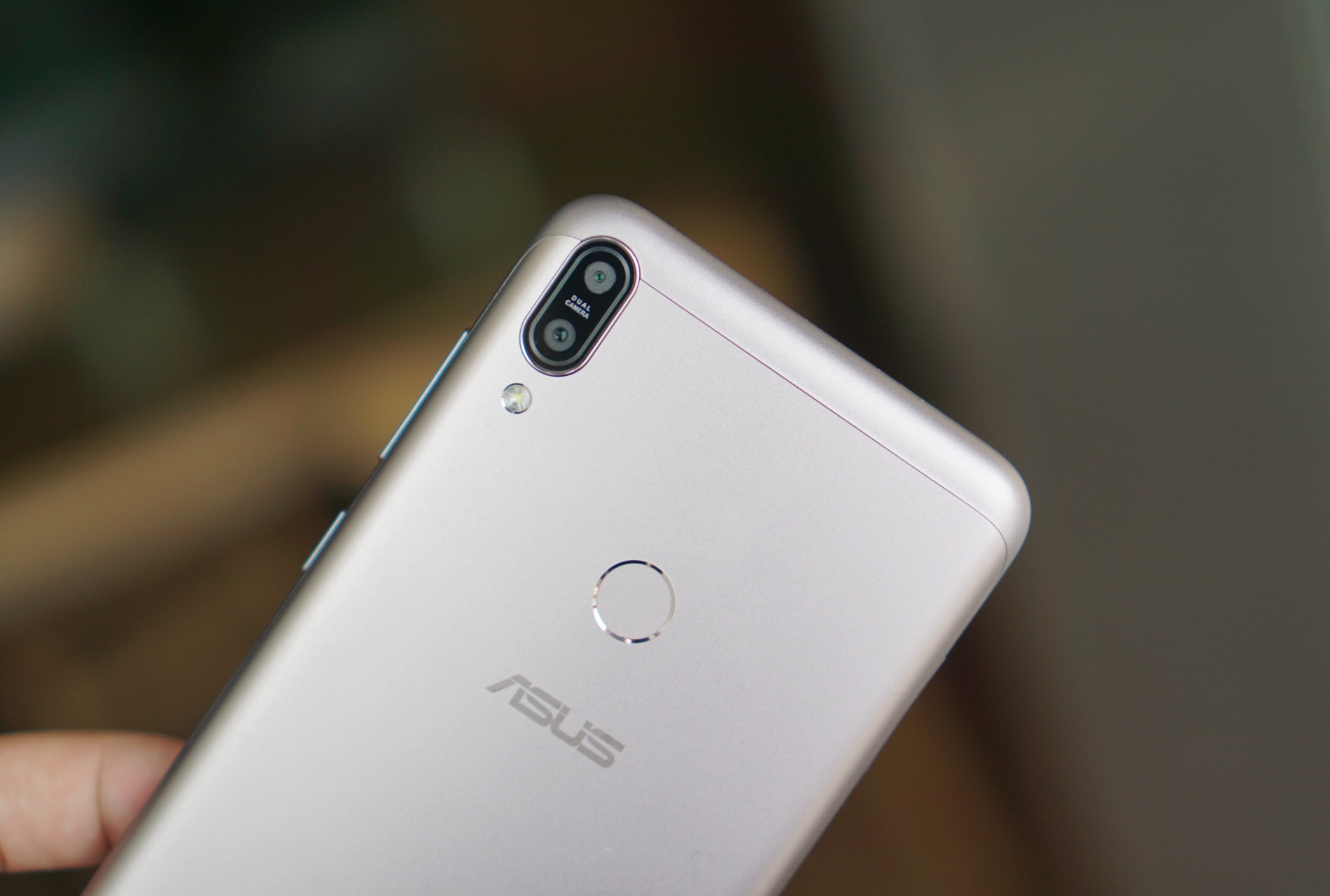 Asus Zenfone Max Pro gia bao nhieu anh 3