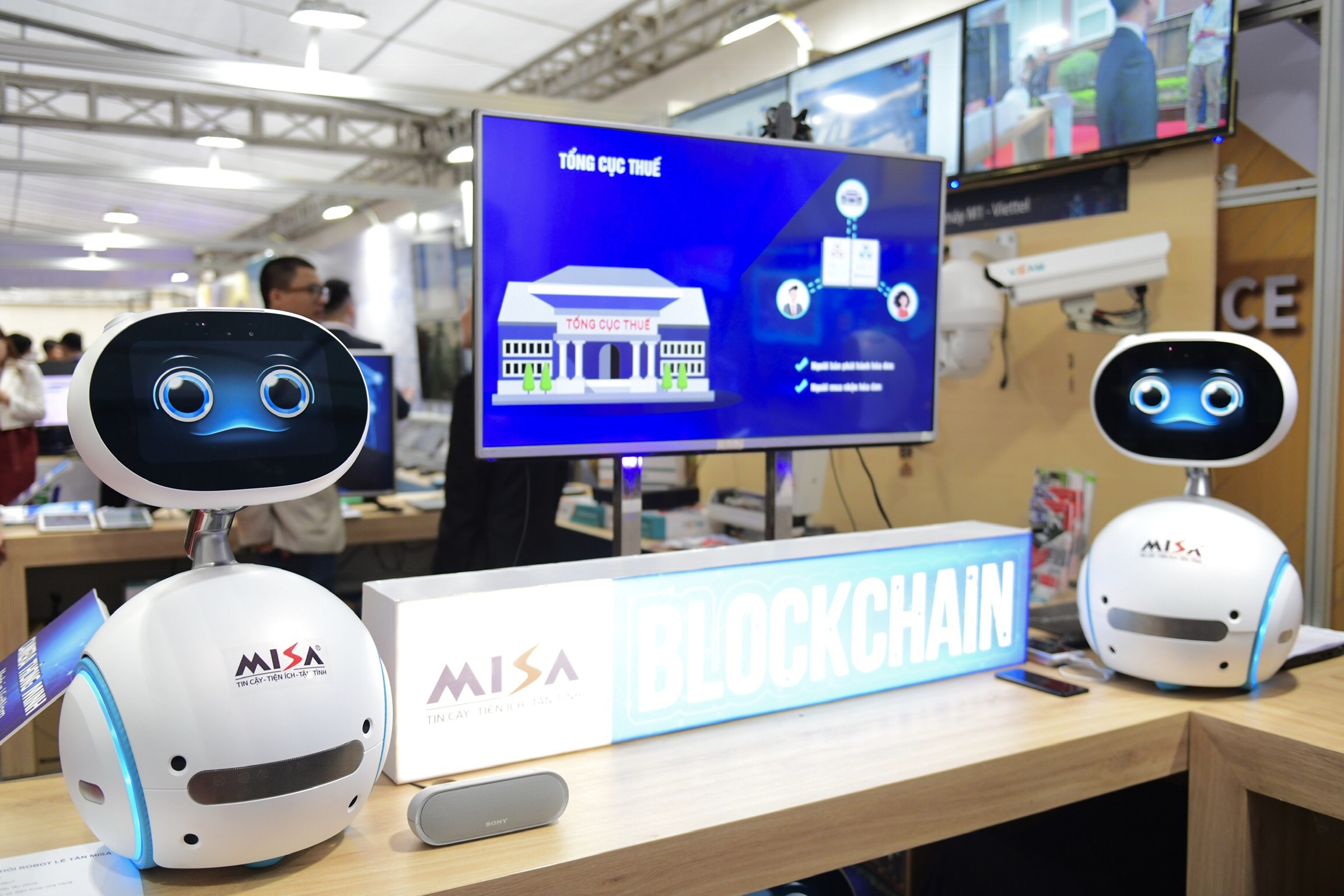 Thu tuong tham quan trien lam so anh 4