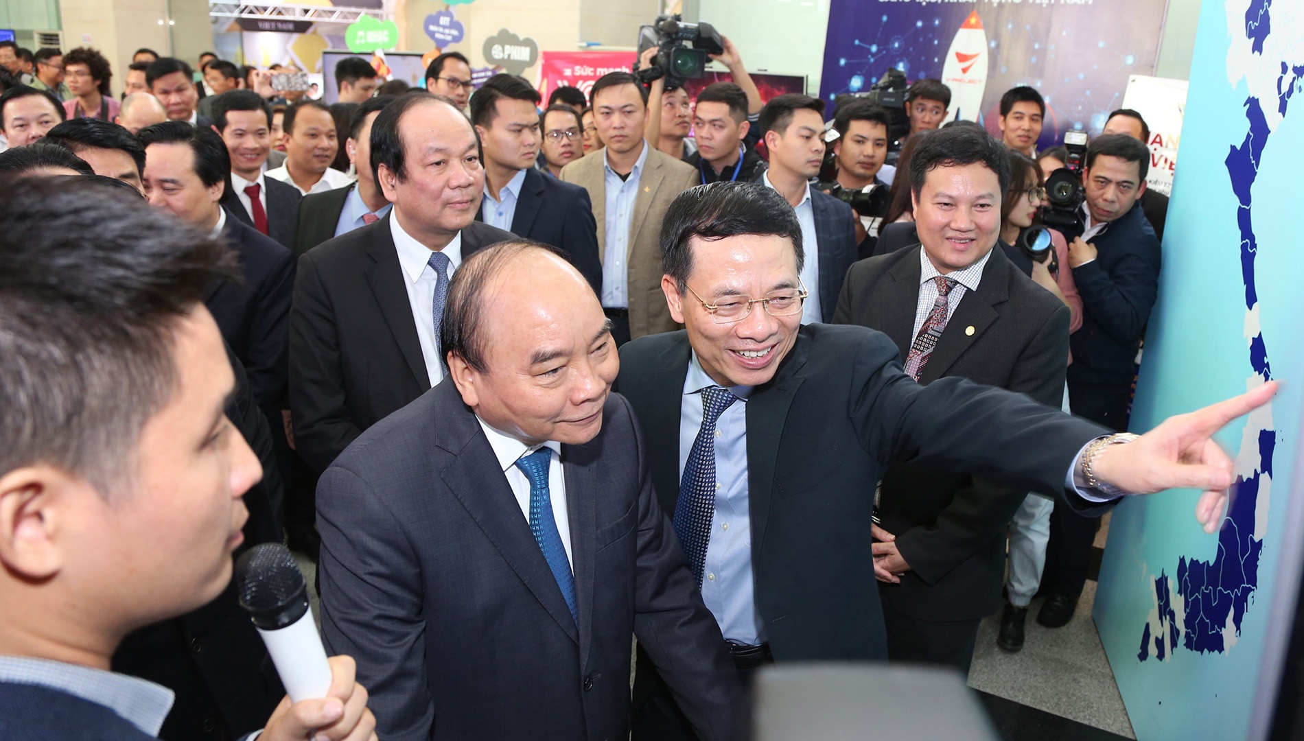 Thu tuong tham quan trien lam so anh 1