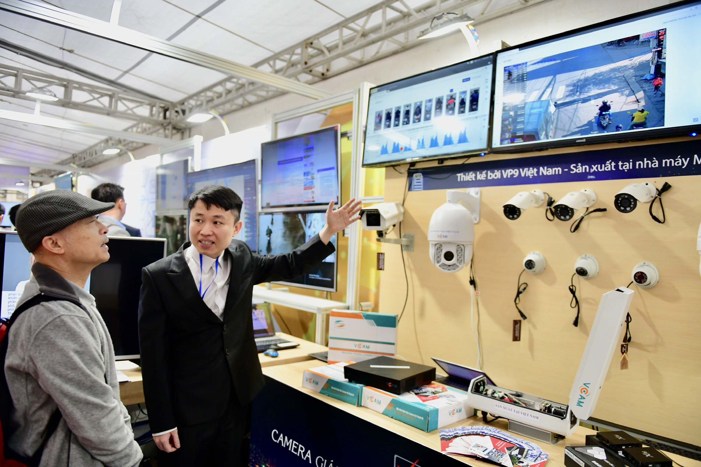 Thu tuong tham quan trien lam so anh 6