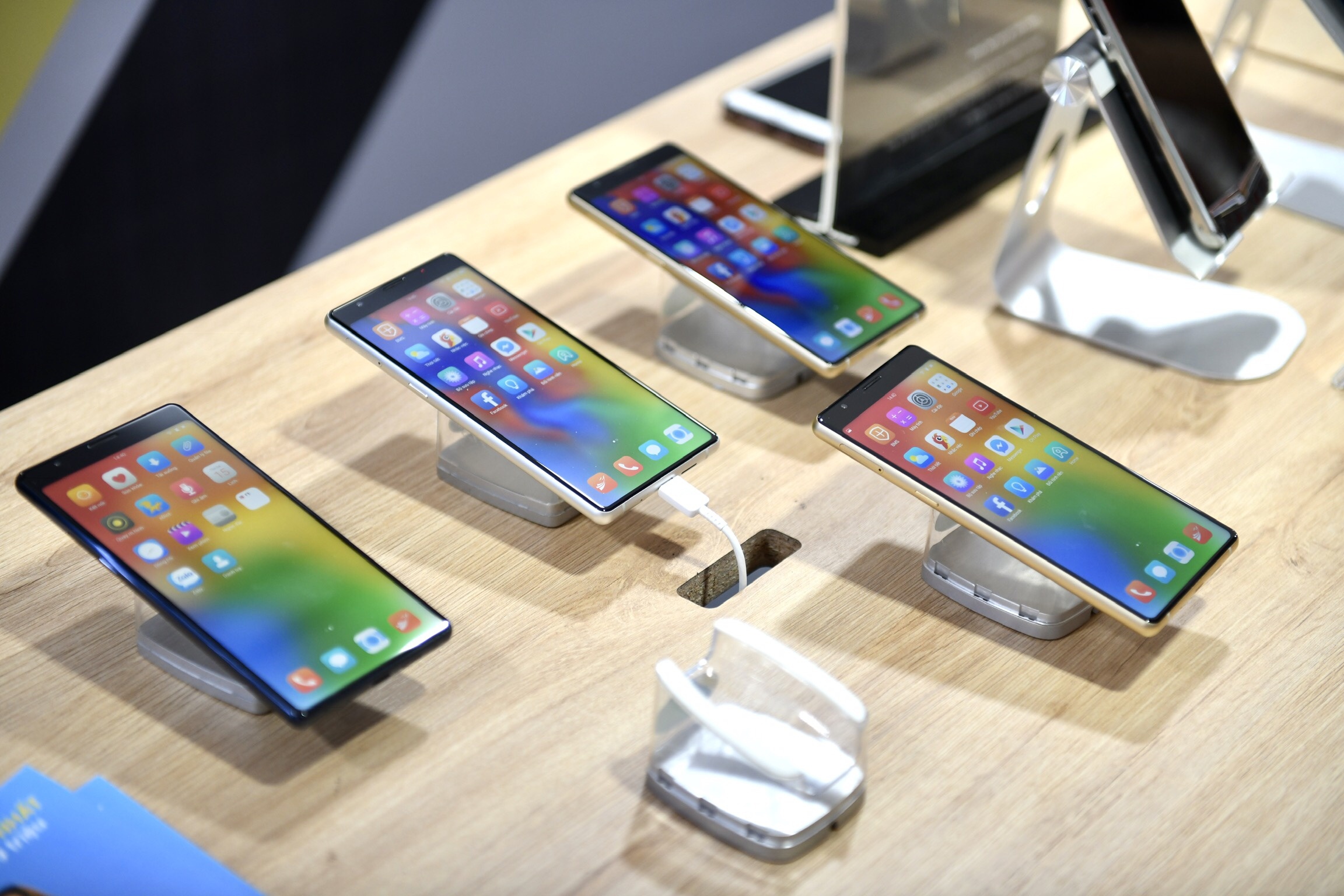 Thu tuong tham quan trien lam so anh 5