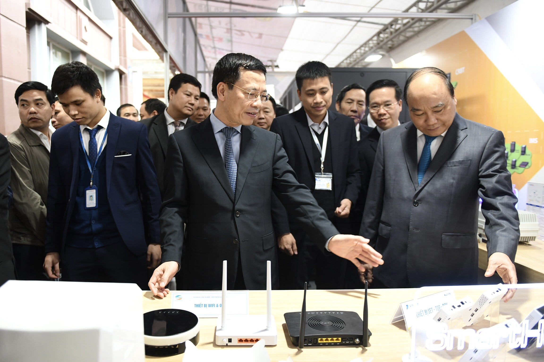 Thu tuong tham quan trien lam so anh 3