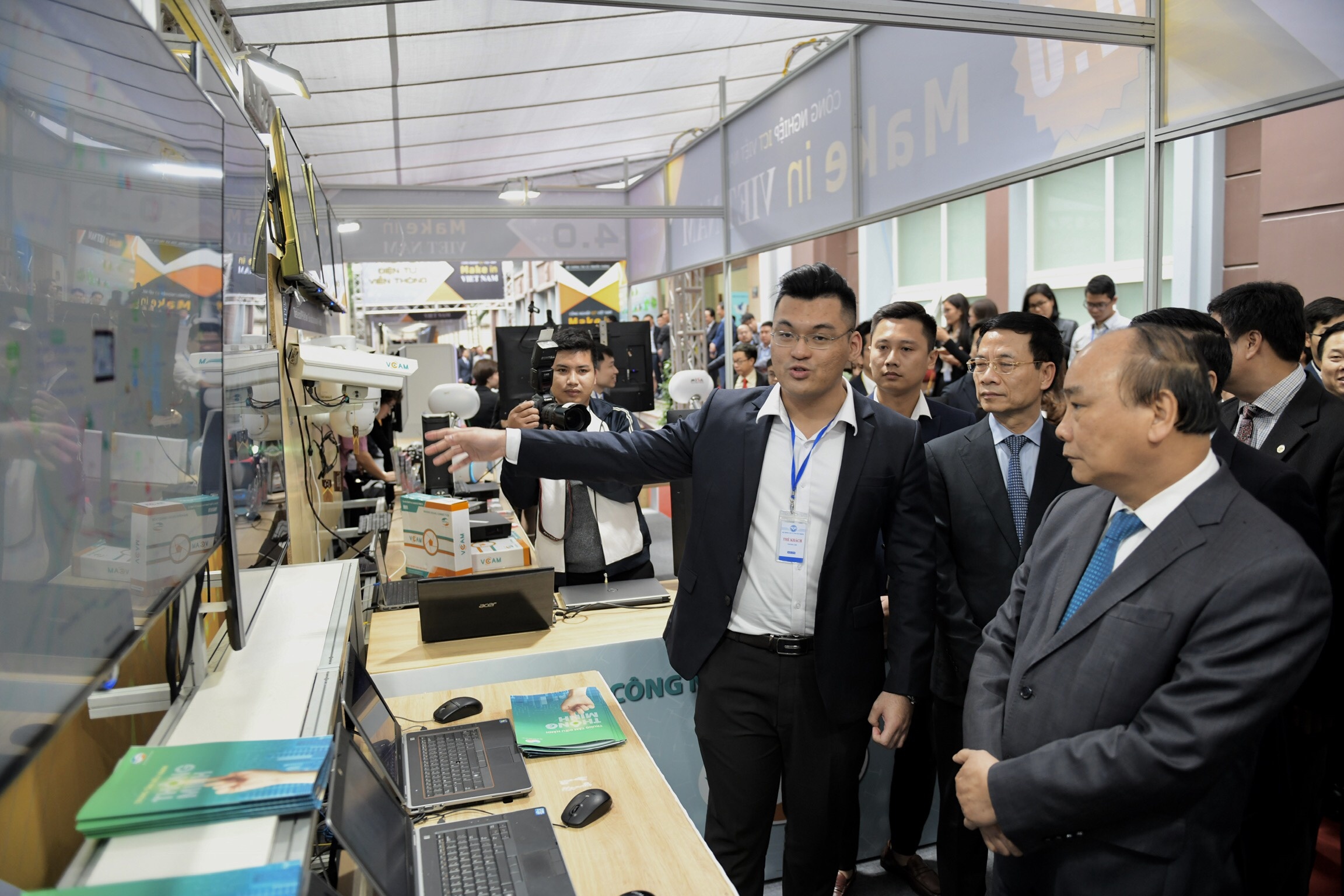 Thu tuong tham quan trien lam so anh 8