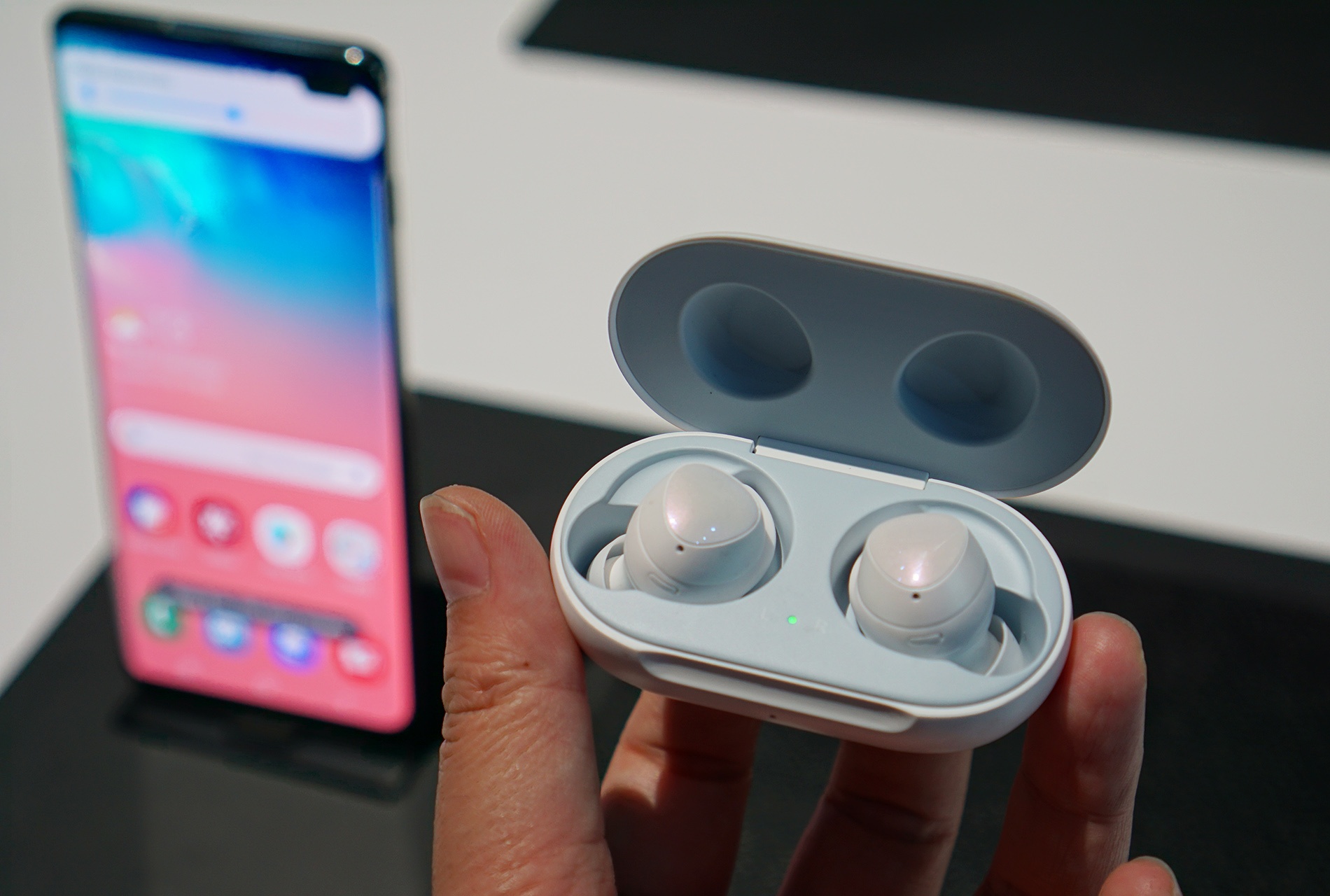 can canh Galaxy Buds Galaxy Watch Active anh 3