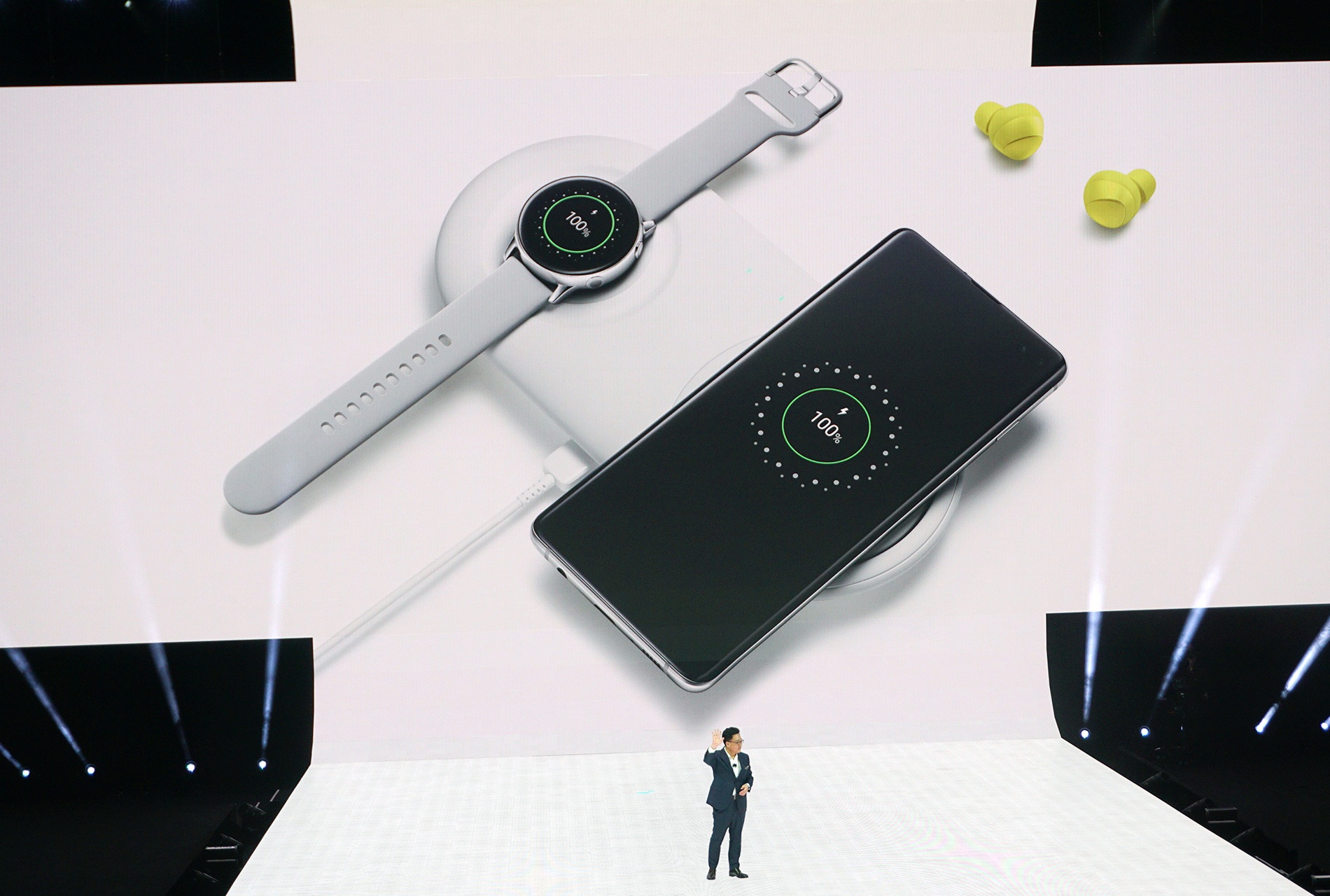 can canh Galaxy Buds Galaxy Watch Active anh 1