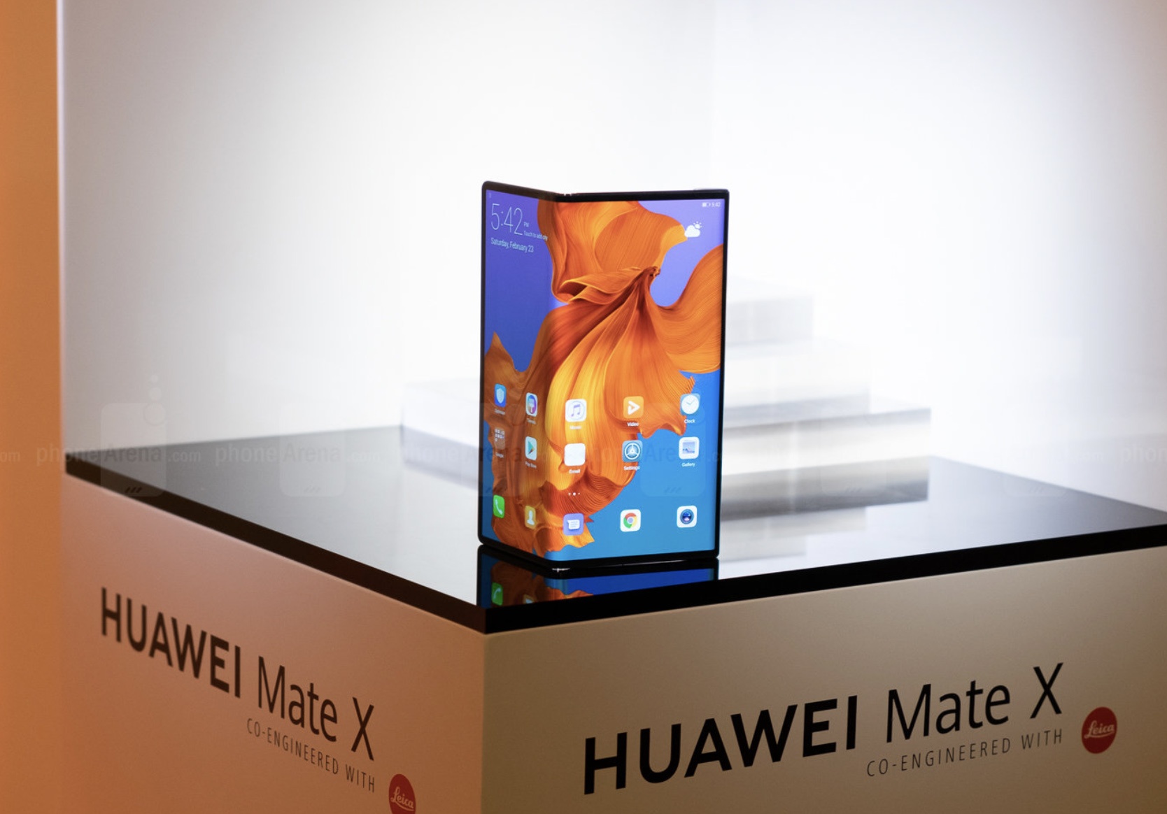 Huawei Mate X man hinh gap doi dau Galaxy Fold, gia 2.299 euro hinh anh
