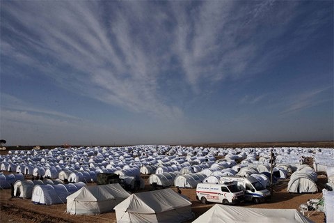 Lều trại của người tị nạn Libya ở nước láng giềng Tunisia. Xung đột khiến hàng trăm ngàn người phải rời bỏ quê hương đi lánh nạn. Nhiều người khác bỏ mạng khi tìm cách tới châu Âu bằng những con thuyền tồi tàn của bọn buôn người lênh đênh trên Địa Trung Hải. Ảnh: PressTV