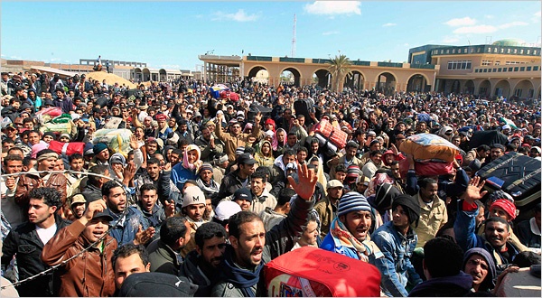 Dòng người tị nạn Libya nhốn nháo chờ vượt qua biên giới Tunisia lánh nạn. NyTimes
