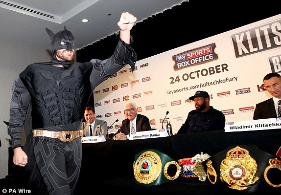 Tyson Fury hóa thân thành người dơi chọc thức Klitschko 