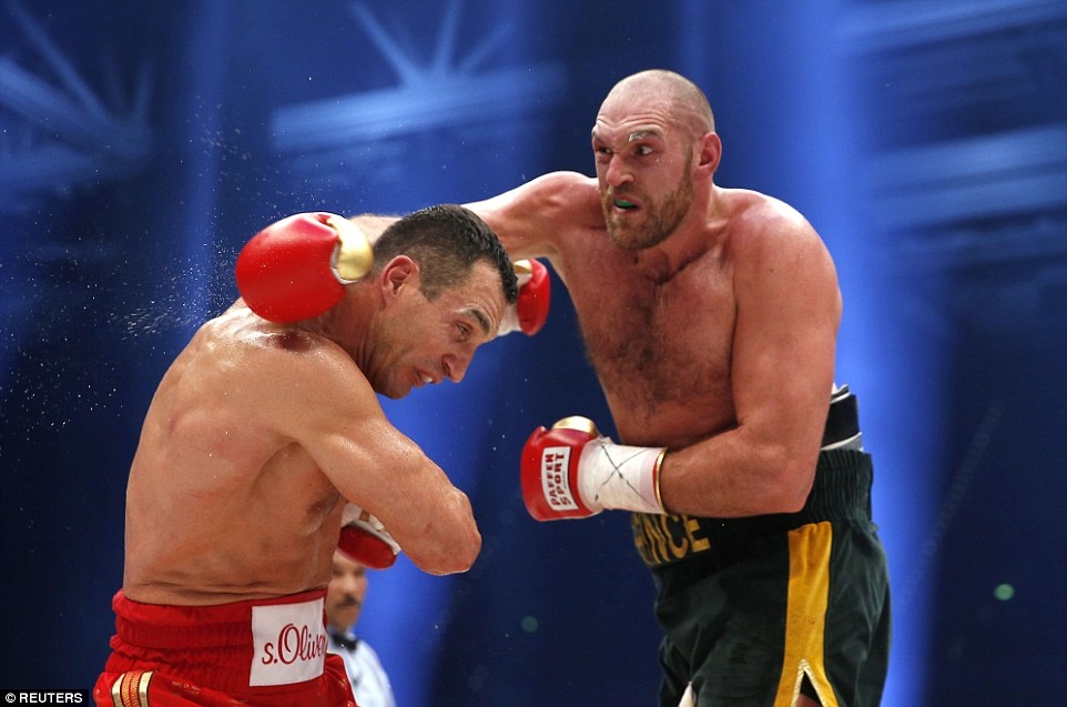 Wladimir Klitschko lép vế trước Tyson Fury. Ảnh: Reuters.