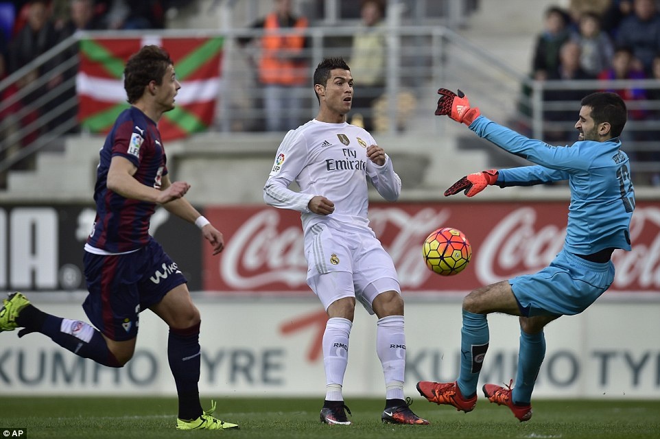 Ronaldo cần phải thay đổi bởi thời gian không ủng hộ anh khi đá cánh. Ảnh: Getty Images.
